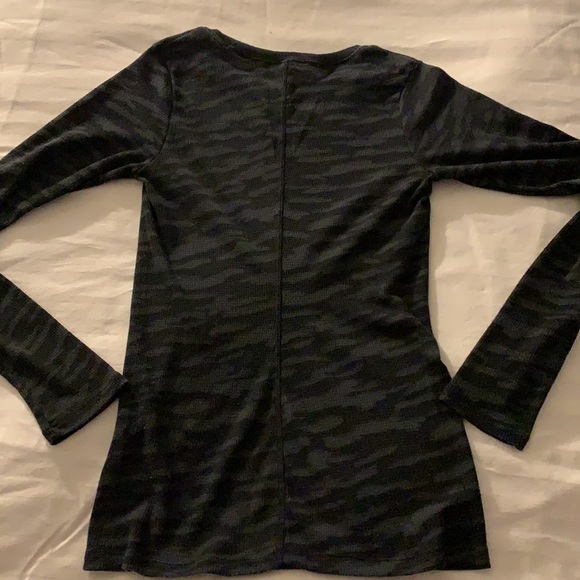 Under Armour dark gray Animal Print scoop neck long sleeve Thermal Top - Picture 8 of 9